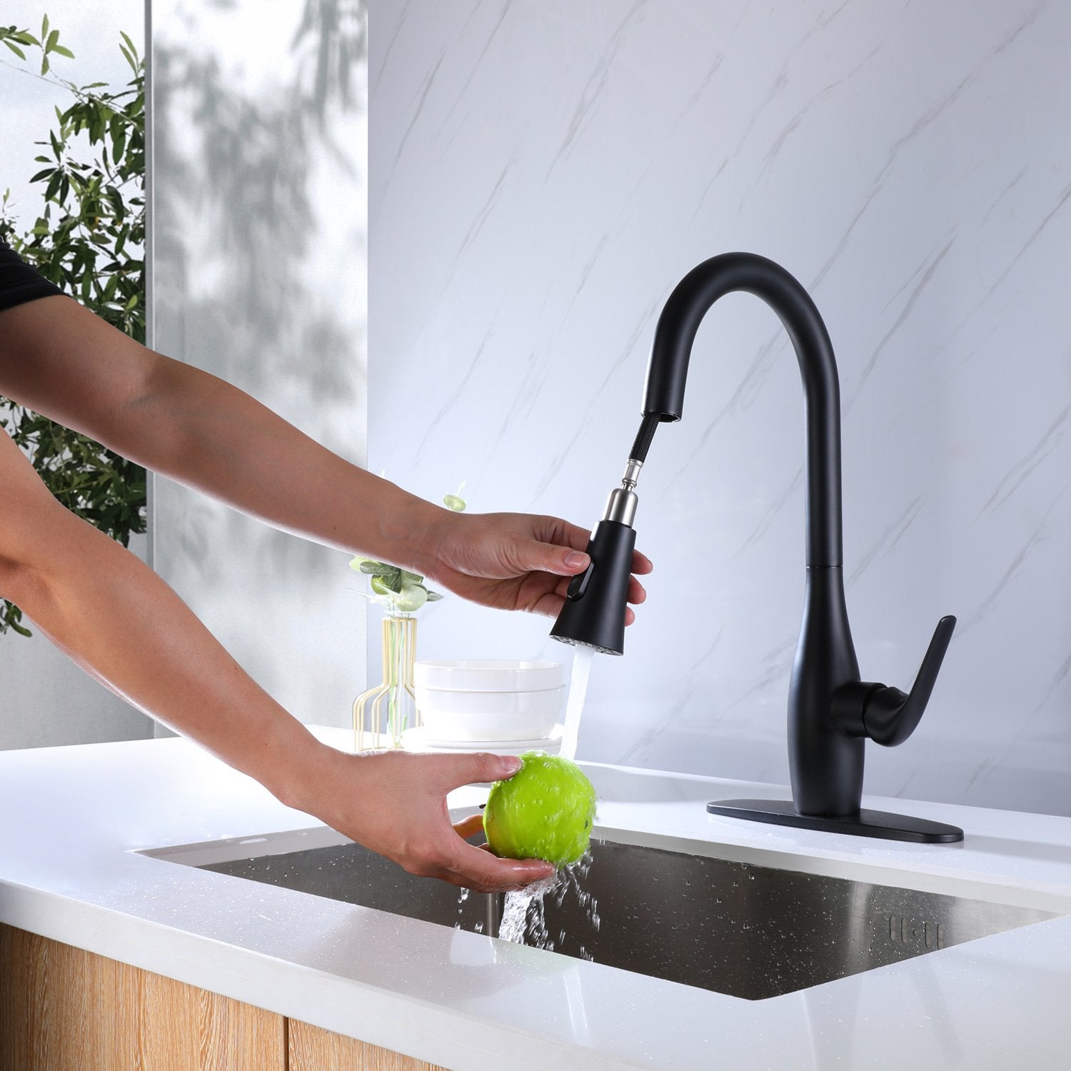 Clihome® | Single-Handle Pull-Down Sprayer Kitchen Faucet With Flexible House and Deck Plate in Matte Black