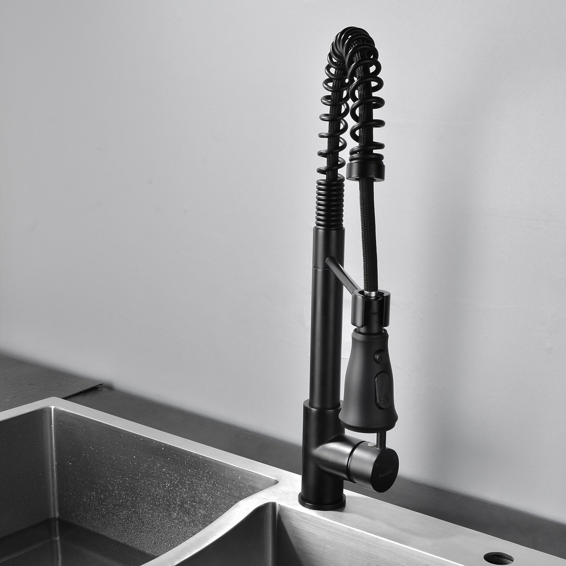 Single-Handle Pull-Down Sprayer Kitchen Faucet with Supply Lines in Matte Black - Alipuinc