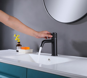 Clihome® | Single Hole Single Handle Bathroom Faucet in Matte Black