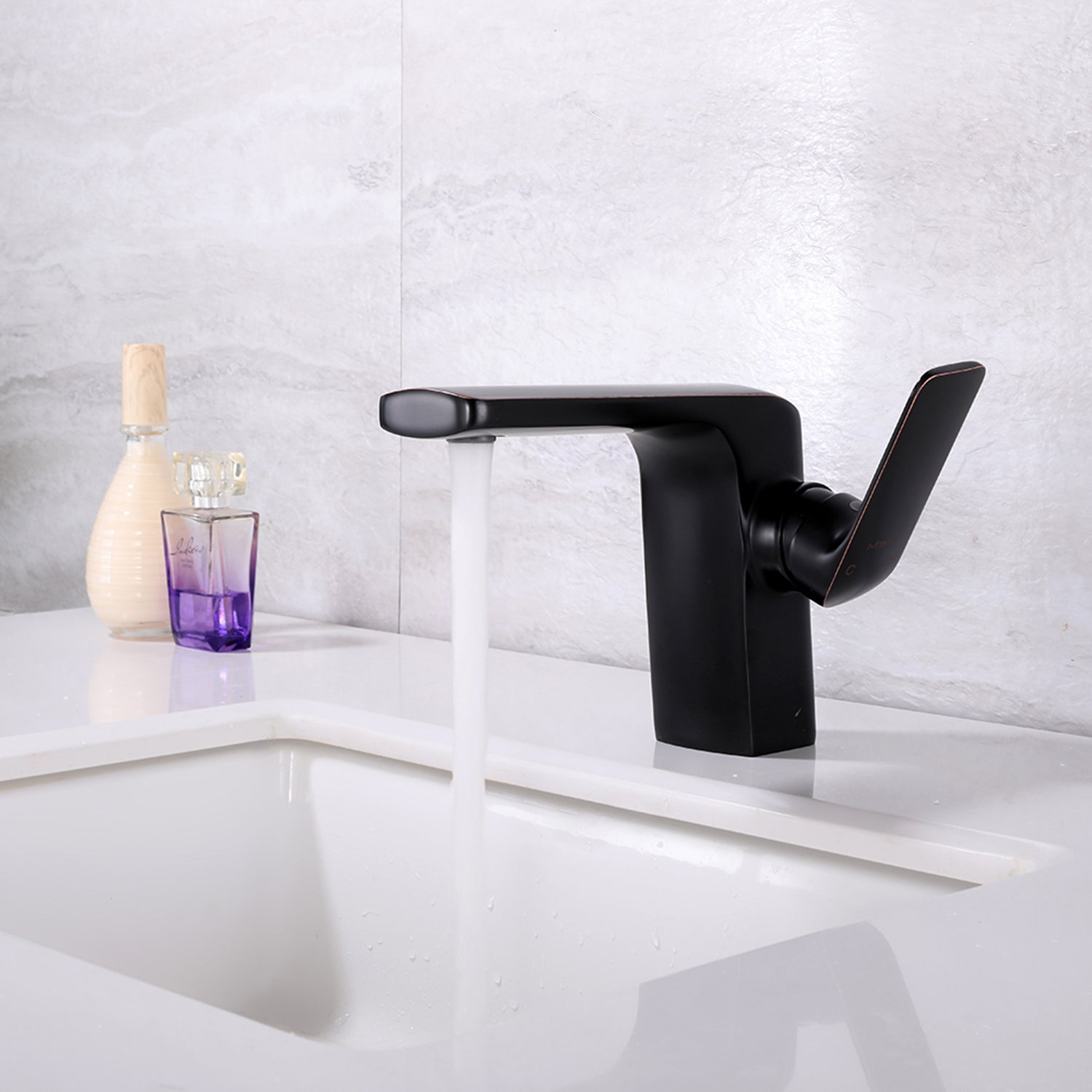 Clihome® | Single Hole Single-Handle Bathroom Faucet in Black
